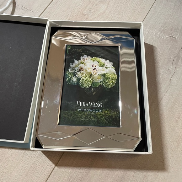 Vera Wang Wedgwood picture frame
$80 - Picture 1 of 5